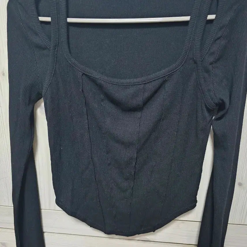 [BUNJANG] Shoulder Cut-Out Crop Top / 절개 컷팅 골지 어깨트임 크롭 긴팔