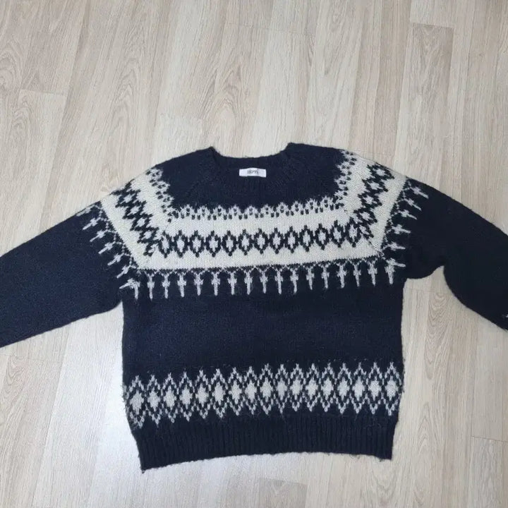 [BUNJANG] Vintage Pattern Knit / 빈티지 패턴 니트 블랙/화이트
