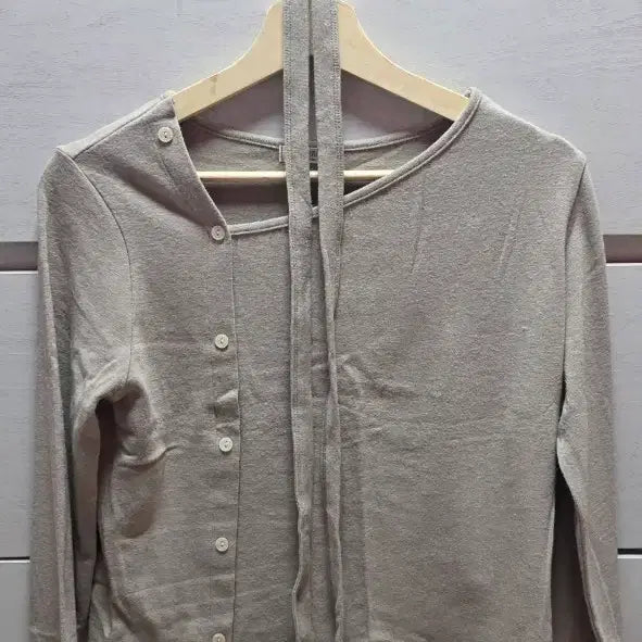 [SOLD OUT] 새상품) 브아빗포우먼 다이애그널 타이업 버튼 탑 베이지