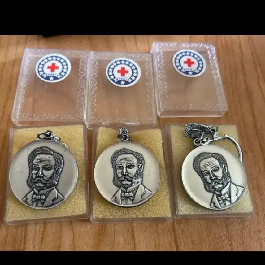 [BUNJANG] NewJeans Henri Dunant Red Cross Keyring / 앙리뒤낭 대한적십자사 키링