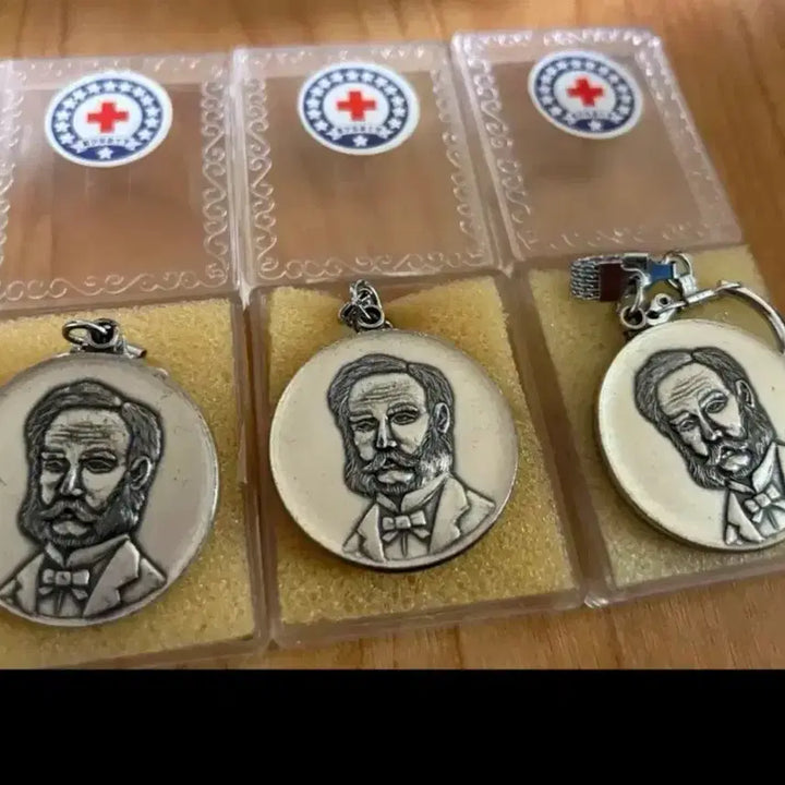 [BUNJANG] NewJeans Henri Dunant Red Cross Keyring / 앙리뒤낭 대한적십자사 키링