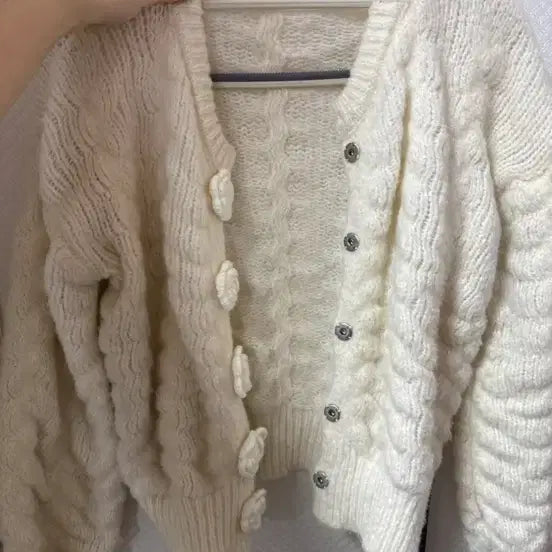 [BUNJANG] Ivory Floral Knit Cardigan / 아이보리 꽃장식 니트 가디건