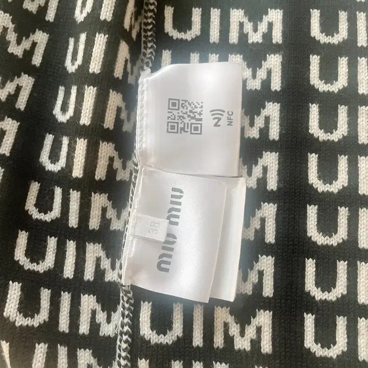 [BUNJANG] Miu Miu Logo Pattern Wool Cardigan / 미우미우 로고 패턴 울 가디건