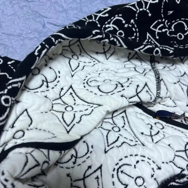 [BUNJANG] Louis Vuitton Flower Quilted Hoodie (M) / 루이비통 플라워 퀄티드 후드집업(M)