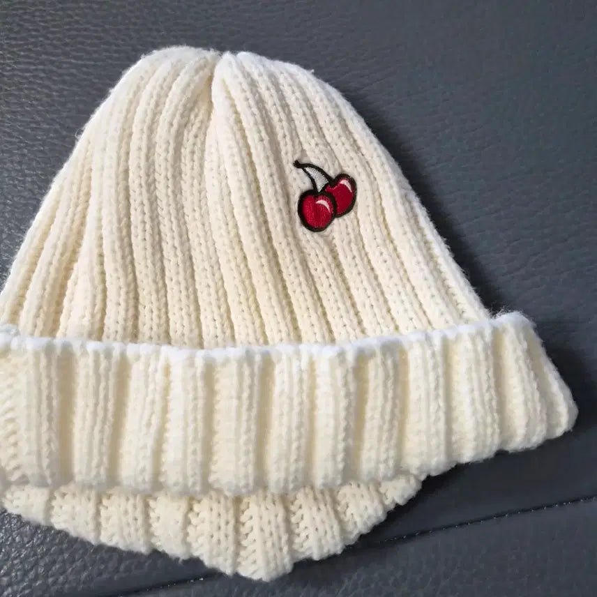 [BUNJANG] Kirsh Cherry Ivory Beanie / 키르시 체리 아이보리 비니 F