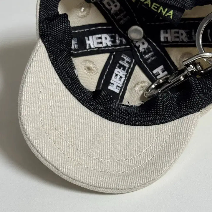 [BUNJANG] IU Concert Hat Keyring / 아이유 콘서트 모자키링