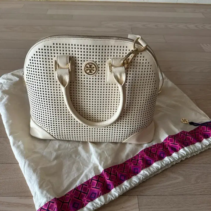 [BUNJANG] Tory Burch Ivory Punching Tote Bag / 토리버치 아이보리 펀칭 토트백