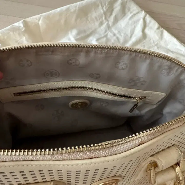 [BUNJANG] Tory Burch Ivory Punching Tote Bag / 토리버치 아이보리 펀칭 토트백