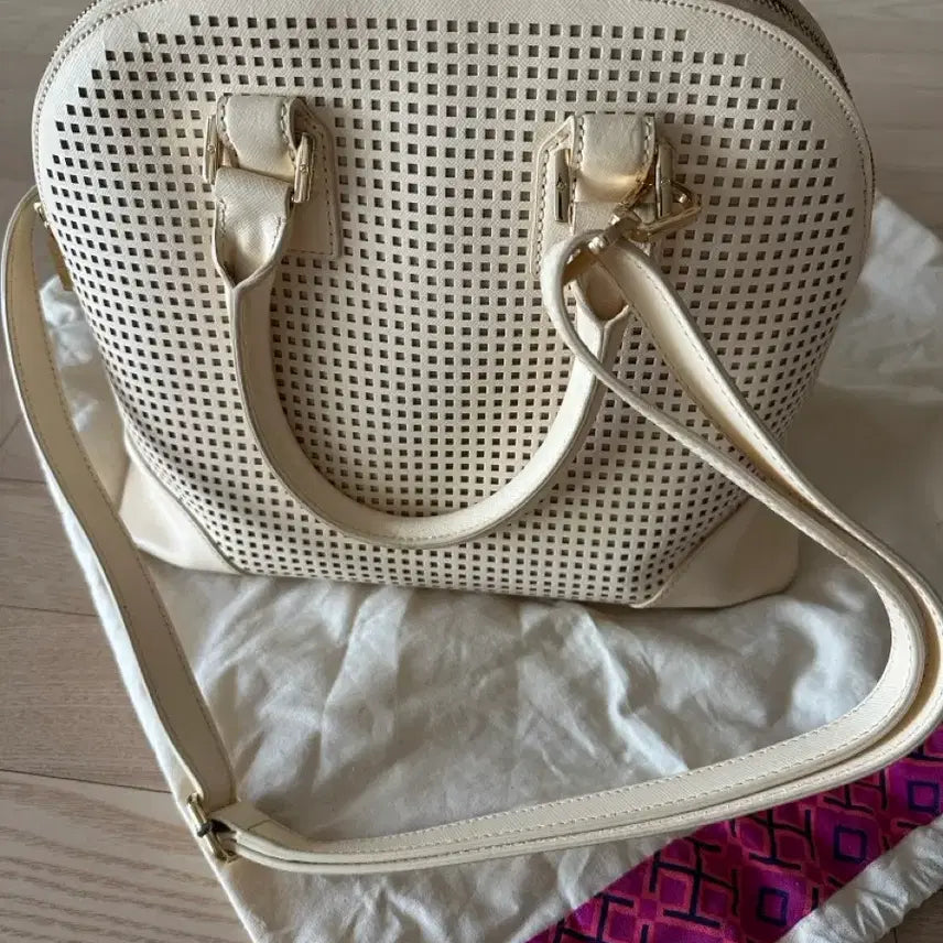 [BUNJANG] Tory Burch Ivory Punching Tote Bag / 토리버치 아이보리 펀칭 토트백