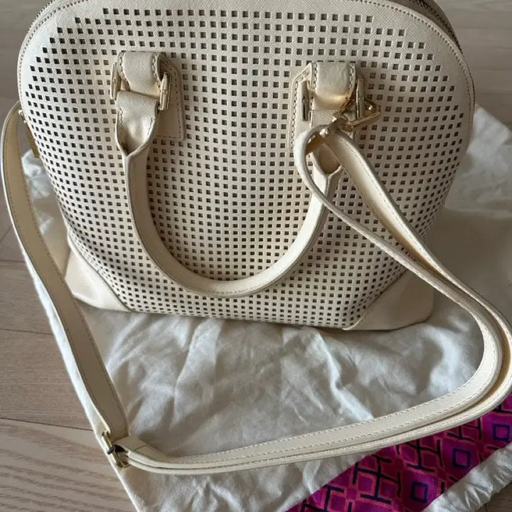 [BUNJANG] Tory Burch Ivory Punching Tote Bag / 토리버치 아이보리 펀칭 토트백