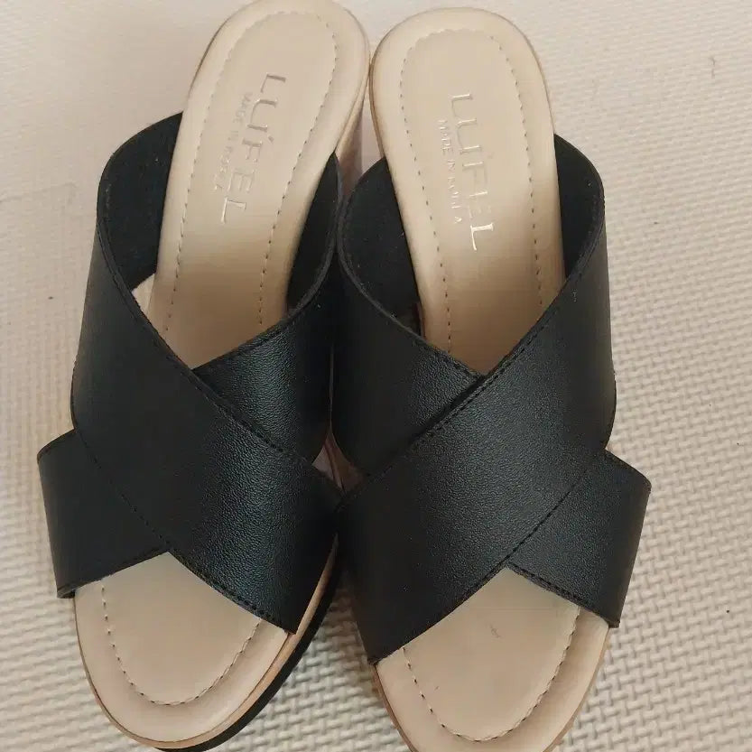 [BUNJANG] 루펠 통굽웨지힐 크로스블랙 245 / 새제품 루펠 통굽웨지힐 크로스블랙 245