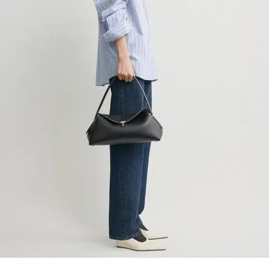[BUNJANG] Toteme Grain Leather Shoulder Bag Black / 토템 티-락 그레인 레더 숄더 백 블랙