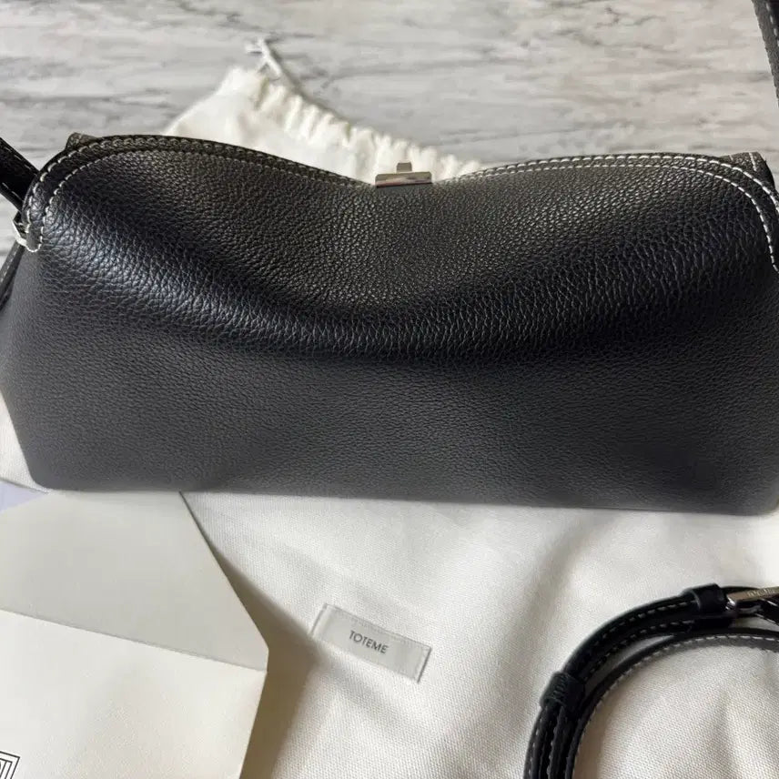 [BUNJANG] Toteme Grain Leather Shoulder Bag Black / 토템 티-락 그레인 레더 숄더 백 블랙