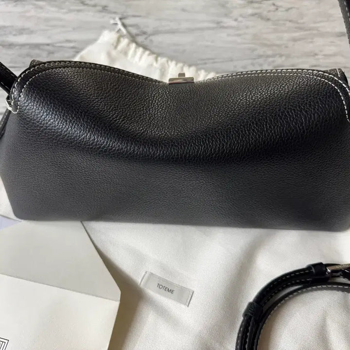 [BUNJANG] Toteme Grain Leather Shoulder Bag Black / 토템 티-락 그레인 레더 숄더 백 블랙