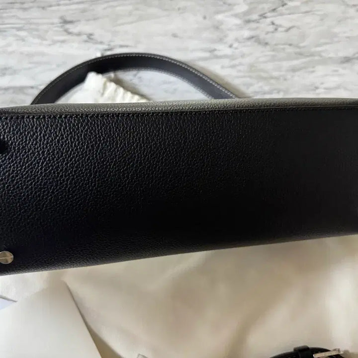 [BUNJANG] Toteme Grain Leather Shoulder Bag Black / 토템 티-락 그레인 레더 숄더 백 블랙