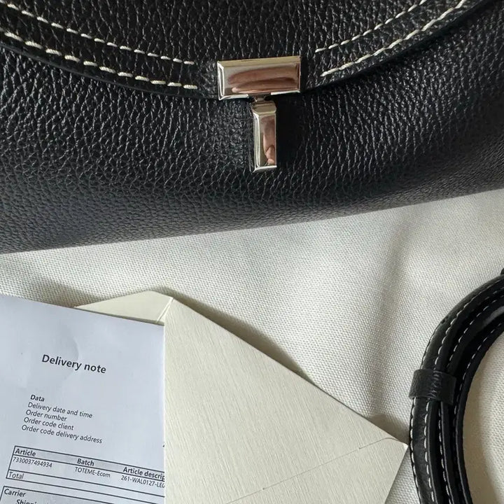 [BUNJANG] Toteme Grain Leather Shoulder Bag Black / 토템 티-락 그레인 레더 숄더 백 블랙