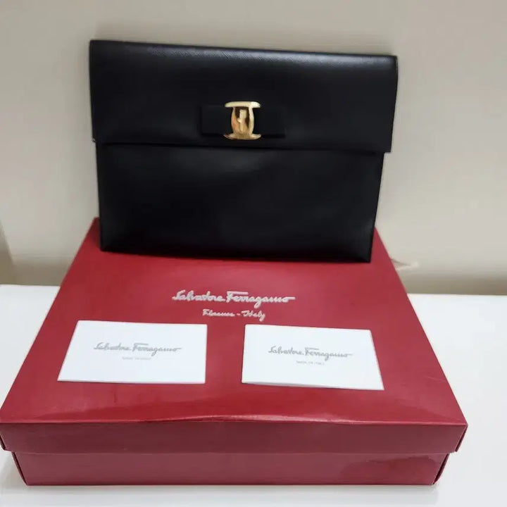 [BUNJANG] Ferragamo Vara Ribbon Clutch / 페레가모 바라 리본 클러치