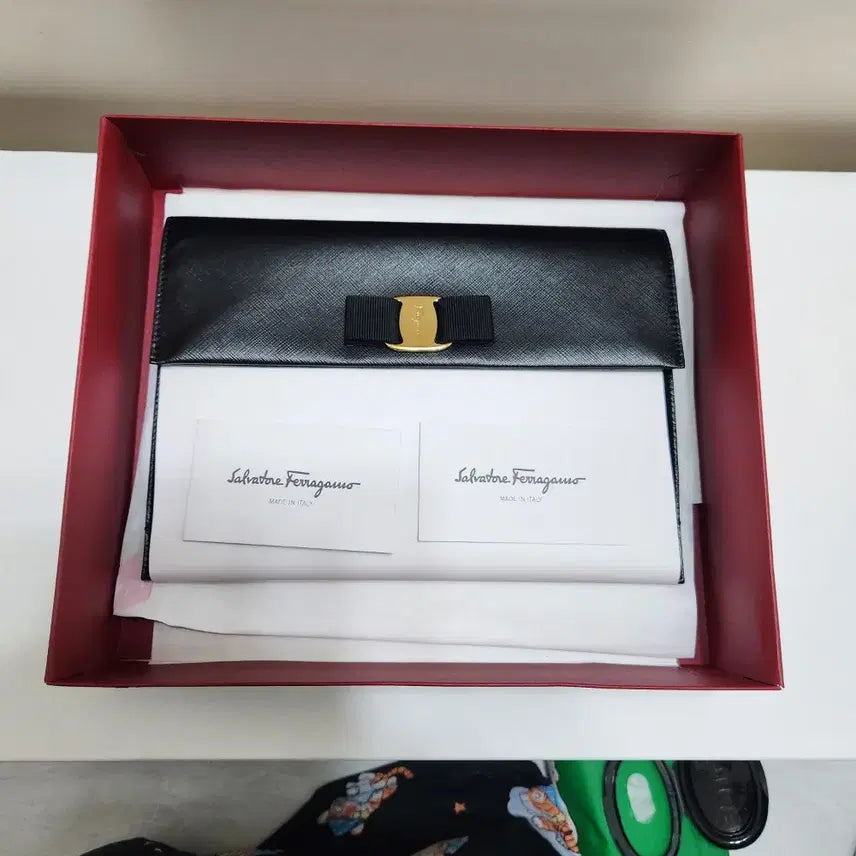 [BUNJANG] Ferragamo Vara Ribbon Clutch / 페레가모 바라 리본 클러치