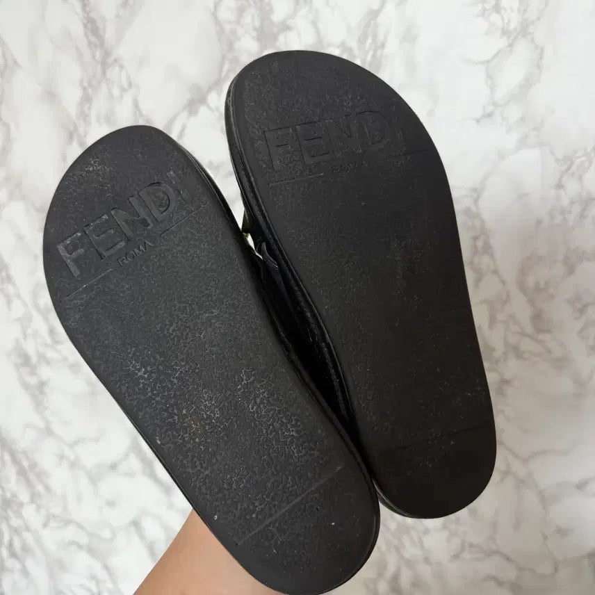 [SOLD OUT] [250] 펜디 금장 로고 슬리퍼