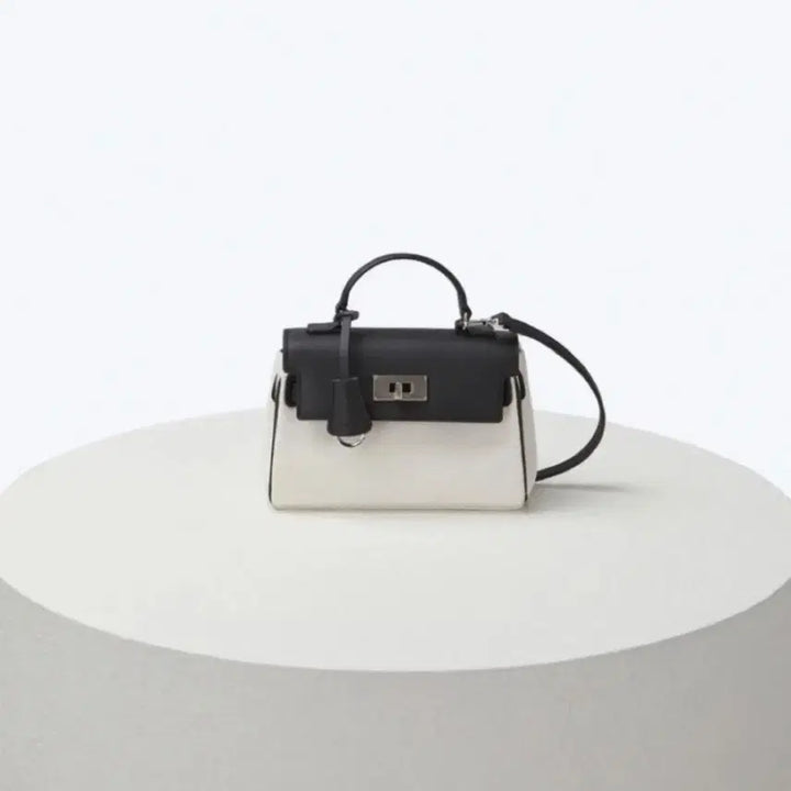 [BUNJANG] Couronne Crossbody Bag / (택포) 쿠론 크로스백