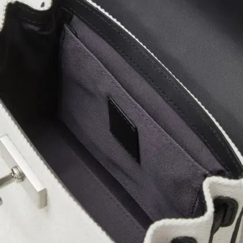 [BUNJANG] Couronne Crossbody Bag / (택포) 쿠론 크로스백