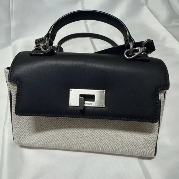 [BUNJANG] Couronne Crossbody Bag / (택포) 쿠론 크로스백