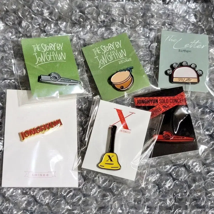 [BUNJANG] SHINee Jonghyun Instrument Class + Name Pin Badge Bundle Set / 샤이니 종현 악기교실 핀뱃지 + 네임 핀뱃지 6개 일괄