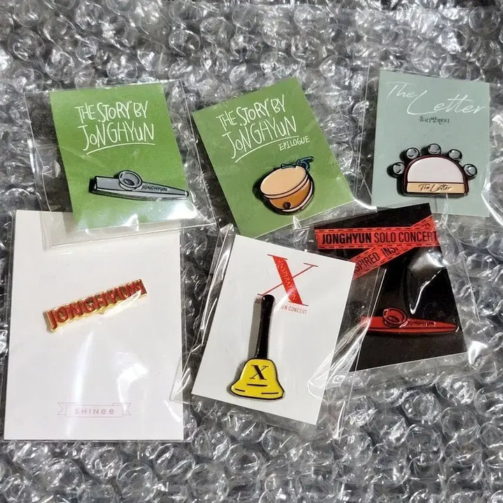 [BUNJANG] SHINee Jonghyun Instrument Class + Name Pin Badge Bundle Set / 샤이니 종현 악기교실 핀뱃지 + 네임 핀뱃지 6개 일괄