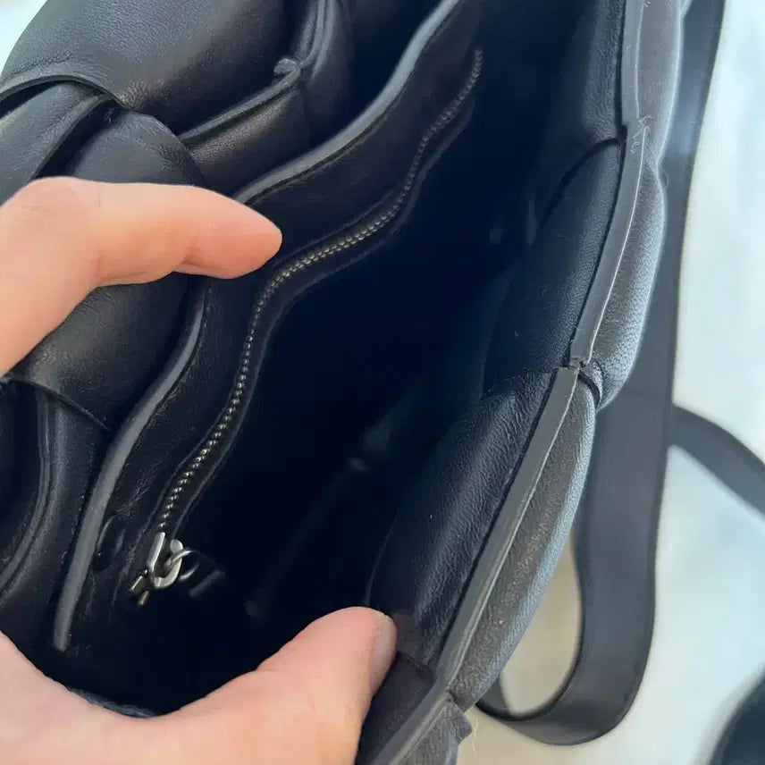 [BUNJANG] Bottega Veneta Padded Cassette Bag (Black) / 보테가베네타 패딩 카세트백 블랙