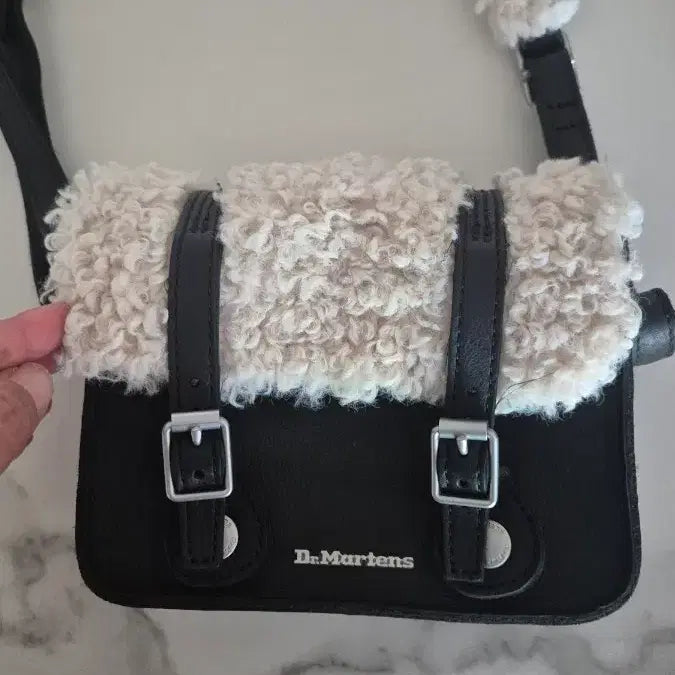 [BUNJANG] Dr. Martens Black Fur Satchel Bag / 닥터마틴 퍼 블랙 사첼백