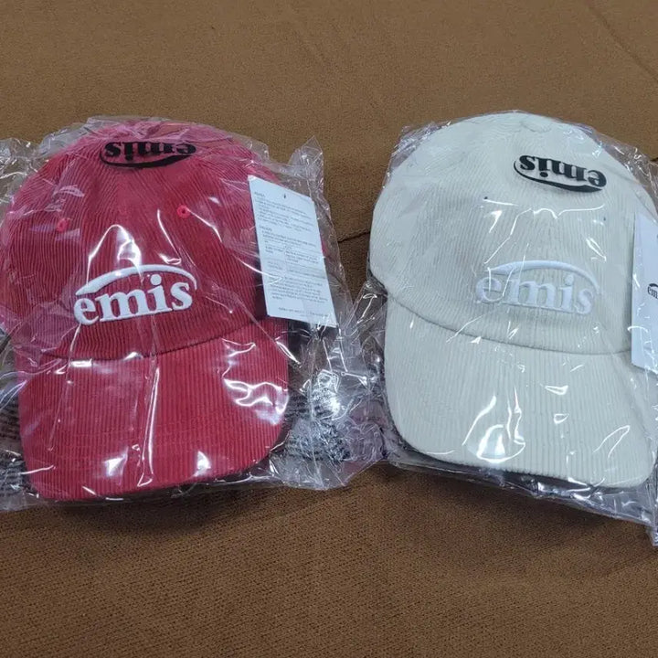 [BUNJANG] Emis Corduroy Ball Cap Hat Red/Cream / emis 이미스 코듀로이 볼캡 모자 레드/크림