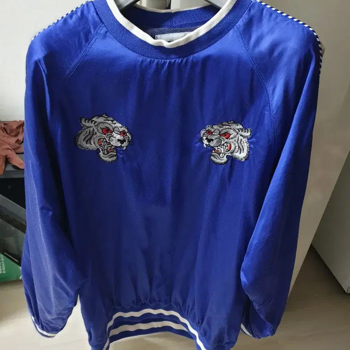[BUNJANG] King Archive Satin Blue Sweatshirt Unisex / 킹아카이브 스카잔 맨투맨 유광블루 남녀공용