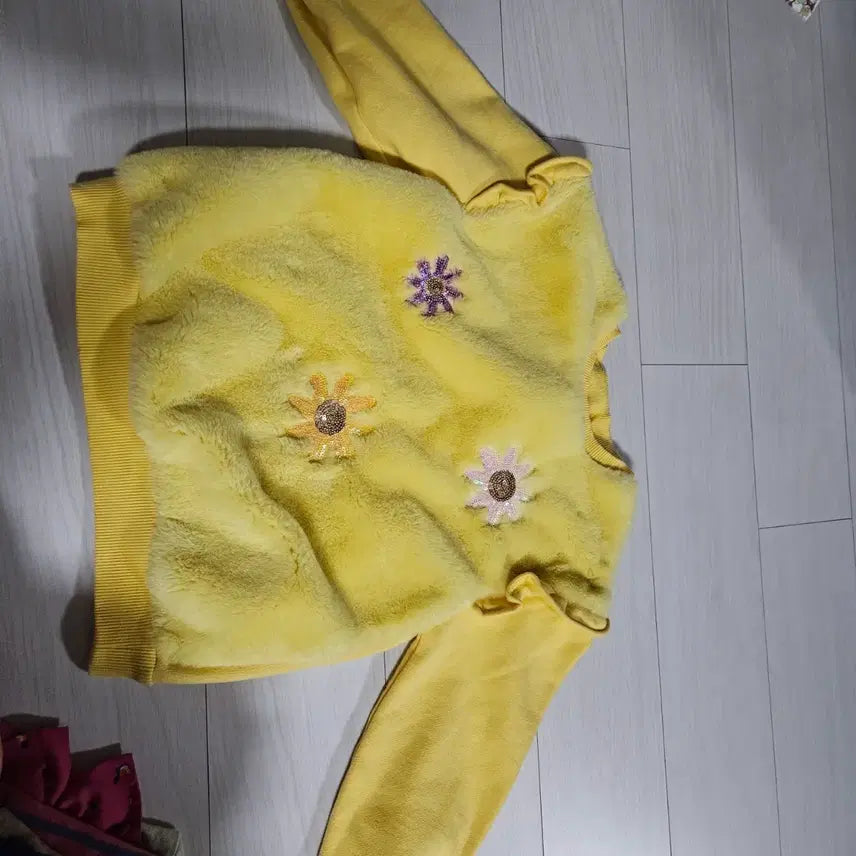 [BUNJANG] Embroidered Flower Sweatshirt / 노란색 꽃 자수 퍼 맨투맨