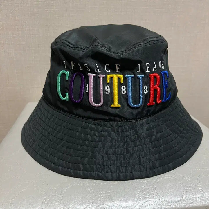 [BUNJANG] Versace Rainbow Embroidered Bucket Hat / 새상품 베르사체 레인보우 버킷햇