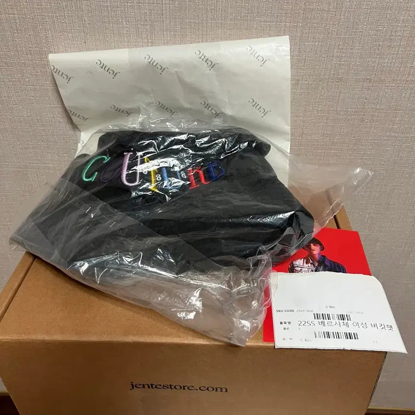 [BUNJANG] Versace Rainbow Embroidered Bucket Hat / 새상품 베르사체 레인보우 버킷햇