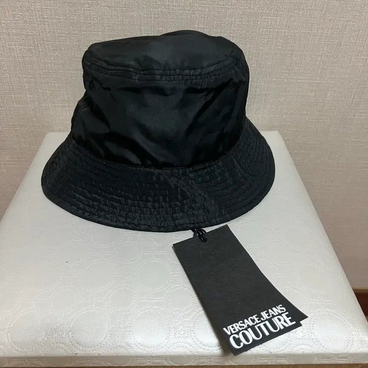 [BUNJANG] Versace Rainbow Embroidered Bucket Hat / 새상품 베르사체 레인보우 버킷햇