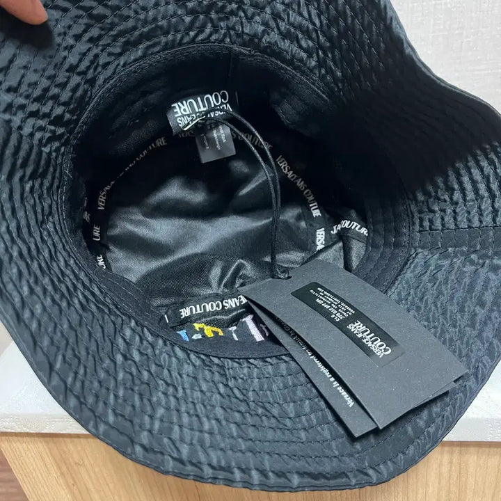 [BUNJANG] Versace Rainbow Embroidered Bucket Hat / 새상품 베르사체 레인보우 버킷햇