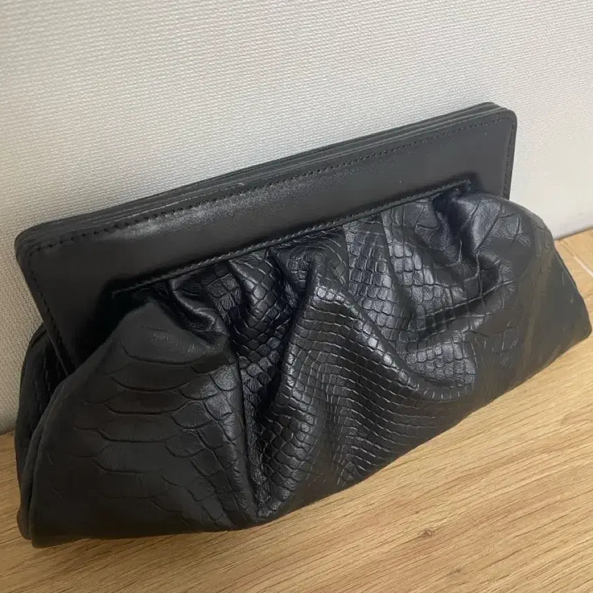 [BUNJANG] Gang Sisters Small Black Clutch / 강자매 강시스터 20클러치 블랙 스몰