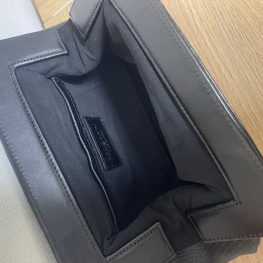 [BUNJANG] Gang Sisters Small Black Clutch / 강자매 강시스터 20클러치 블랙 스몰