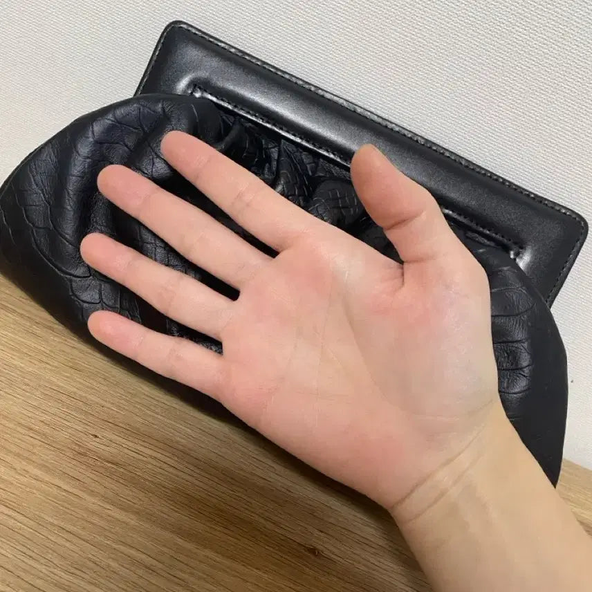 [BUNJANG] Gang Sisters Small Black Clutch / 강자매 강시스터 20클러치 블랙 스몰