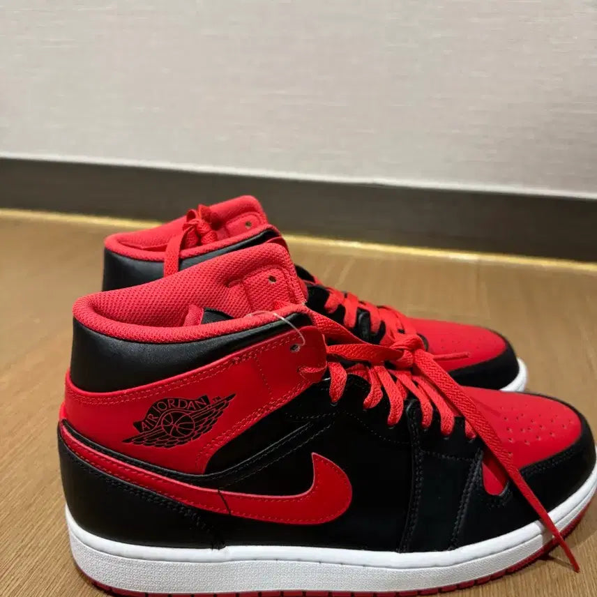 [BUNJANG] Nike Air Jordan 1 Black/Red Mid (275) - New / 나이키 에어 조던 1 블랙/레드 미드(275)-새상품