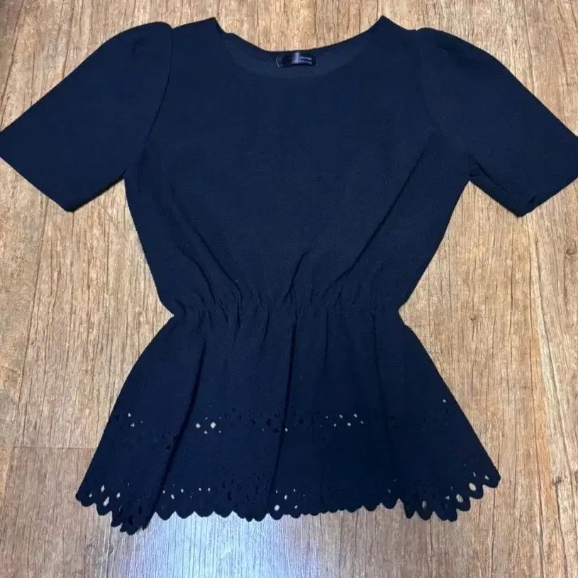 [BUNJANG] Black Punching Embroidery Blouse / 허리잘록 블랙 반팔 블라우스 펀칭 자수티 반팔티셔츠 슬림핏44~55사이즈