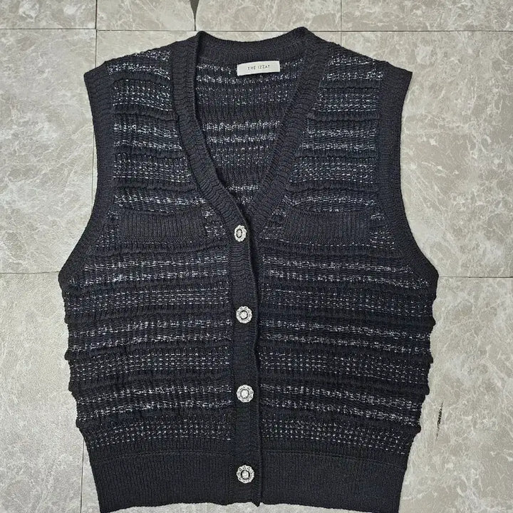 [BUNJANG] The iZ*ONE Knit Vest Black / 더아이잗 니트 조끼 블랙