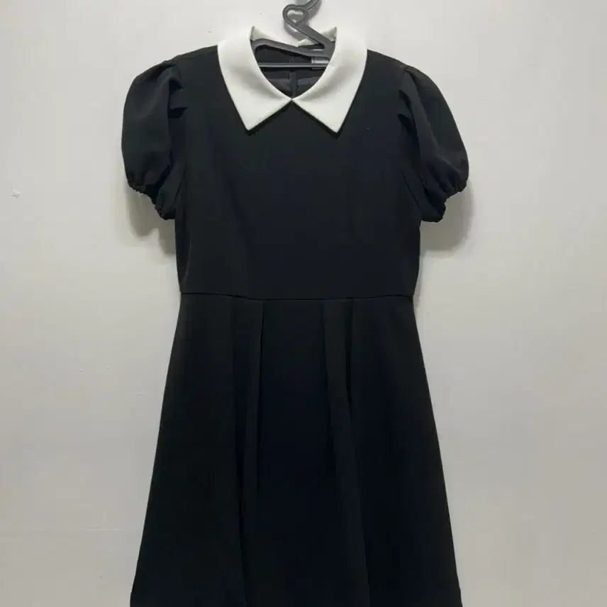 [SOLD OUT] 메리 겨울 블랙 화이트 카라 반팔 원피스 S
