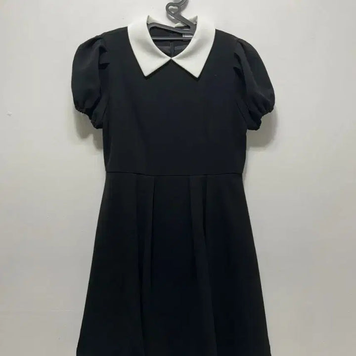 [SOLD OUT] 메리 겨울 블랙 화이트 카라 반팔 원피스 S