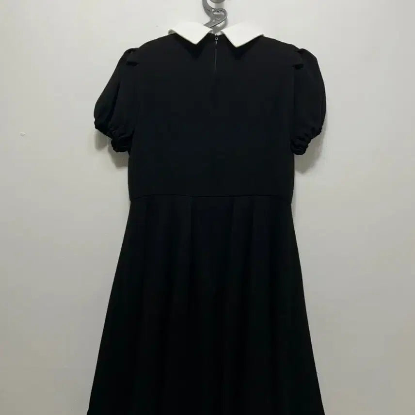 [SOLD OUT] 메리 겨울 블랙 화이트 카라 반팔 원피스 S