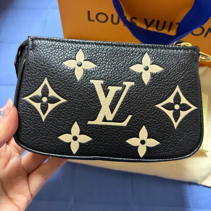 [BUNJANG] Louis Vuitton Mini Pochette Accessoires Empreinte Black / 루이비통 미니 포쉐트 악세수아 앙프렝뜨 블랙