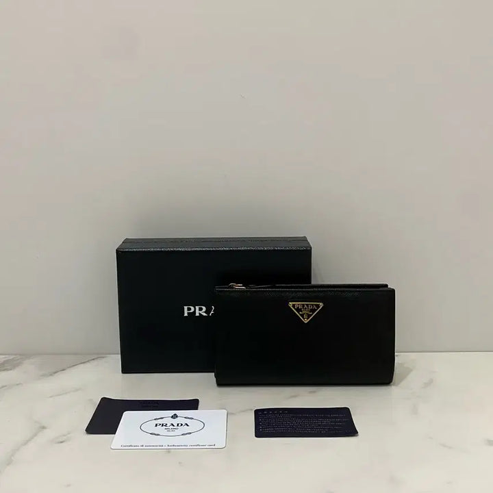 [SOLD OUT] 프라다 라지 사피아노 레더 삼각로고 월렛 지퍼 장지갑 1ML009