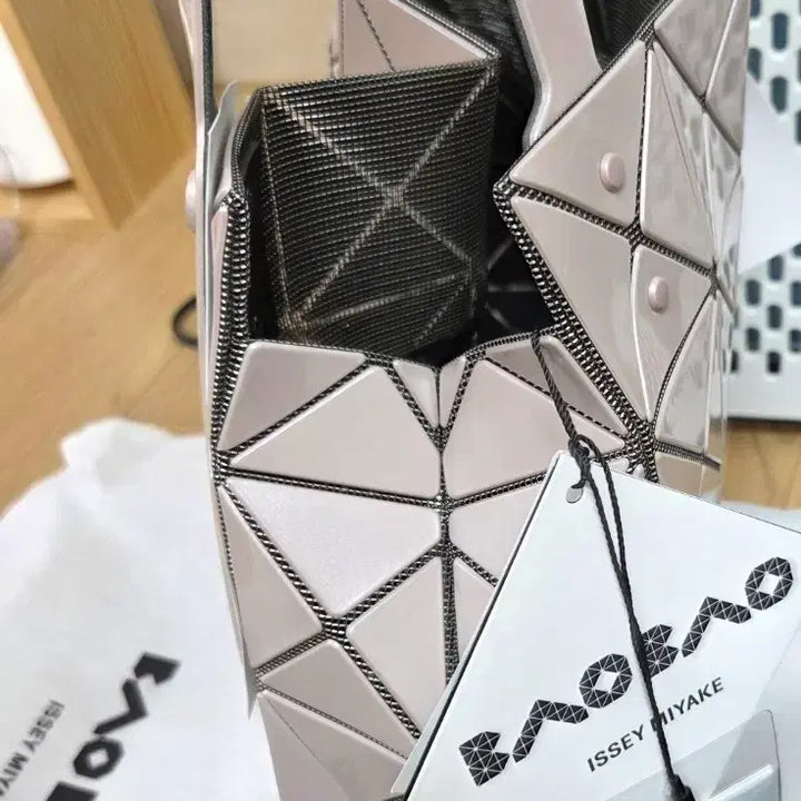 [BUNJANG] BAO BAO 2025 Carrot Bag Medium Beige / 바오바오 새상품 2025 캐럿백 신상 베이지 캐럿 미듐