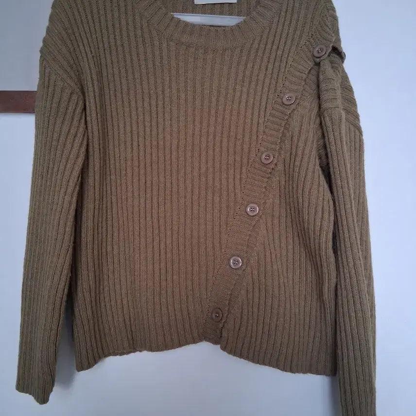 [BUNJANG] Olive Green Asymmetrical Button Knit / 올리브그린 사선 버튼 니트